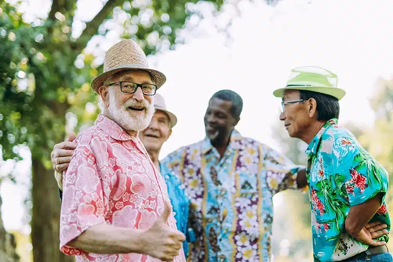 Hombres conociendo nuevas culturas como hábito saludable