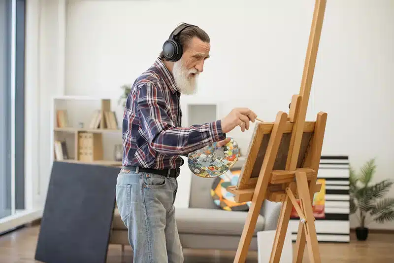 Tendencias emergentes: nuevas formas de bienestar en la madurez. Hombre pintando como hábito saludable