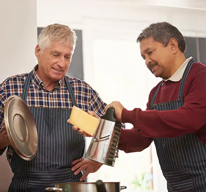 Hombres adultos cocinando como hábito saludable