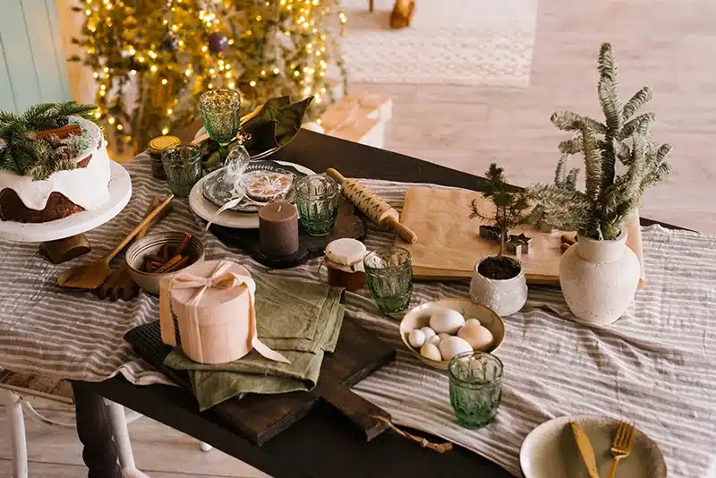 Colores y texturas que transmiten calma para la decoración mesa navidad