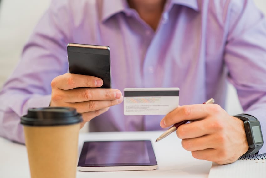 ¿Tarjeta de crédito o débito? Cómo elegir la mejor opción para cada compra
