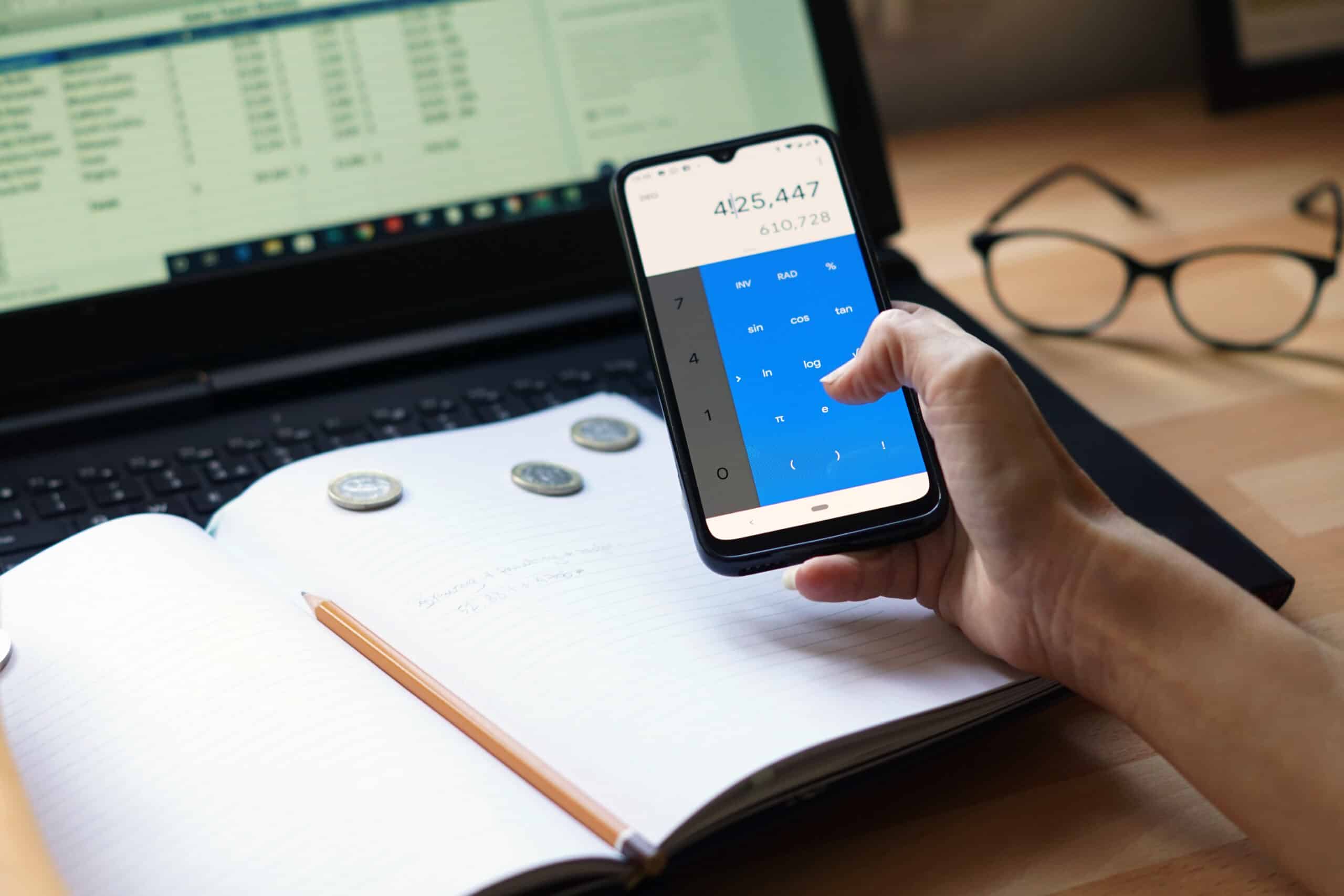 Pantalla de un móvil mostrando una app de finanzas con gráficos y opciones de presupuesto